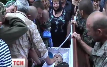 В Хмельницкой области простились с погибшим "айдаровцем", который отдал свой бронежилет собрату