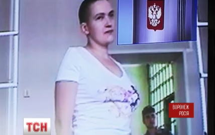 Жительница Воронежа принесла в суд сладости, чтобы угостить героическую Савченко
