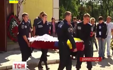 В Днепропетровске похоронили двух погибших под Иловайском добровольцев