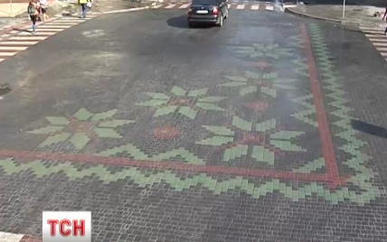 В Каменце-Подольском коммунальщиков оштрафовали за патриотический перекресток-вышиванку