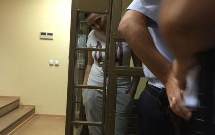 Украинская летчица Надежда Савченко пришла на российский суд в футболке с тризубом