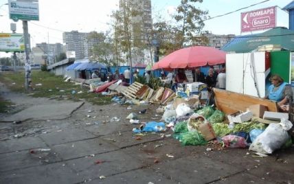 Активисты требуют убрать стихийную торговлю и МАФы возле станции метро Героев Днепра