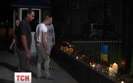 Кияни сім'ями несли до посольства РФ квіти та свічки, вшановуючи пам'ять загиблих у Москві