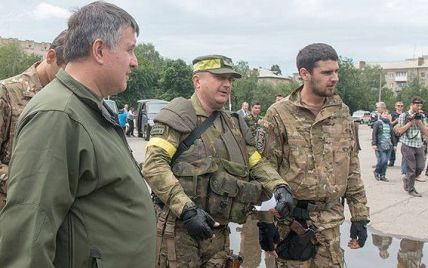 Военные в Славянске встретили Авакова призывом "Путин - х*йло" (видео)