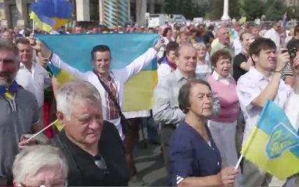 Українці у вишиванках скандували "Путін – х*йло" після військового параду (відео)