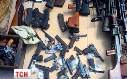 Шестеро преступников, среди которых 80-летний россиянин, торговали оружием в Киеве