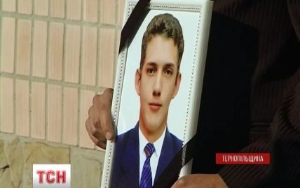 На Тернопольщине с двумя учениками, которые умерли на уроках, прощались школьными колокольчиками