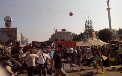Во время уборки баррикад на Майдане произошла потасовка