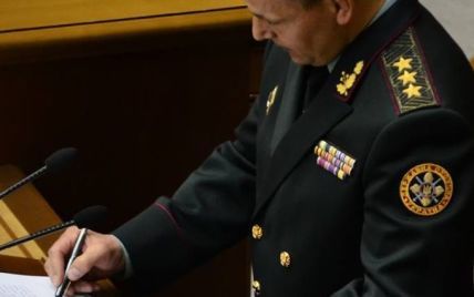 Новий міністр оборони після присяги "розписався" ручкою з закритим ковпачком
