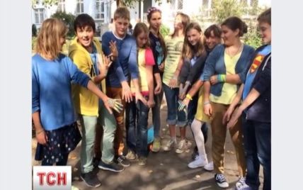 Школьники в Москве пришли на уроки в сине-желтой одежде