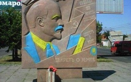 У Миколаєві зʼявився Ленін із "майк-апом": сині вуса і жовті брови