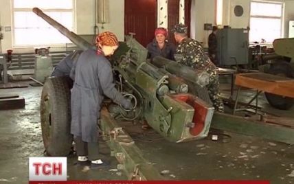Бойцы АТО борются за Украину без военной техники, а танки и БТРы стоят на складах