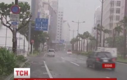 В Японии бушует мощный тайфун Ногури: стихия разрушает здания, а людям советуют эвакуироваться