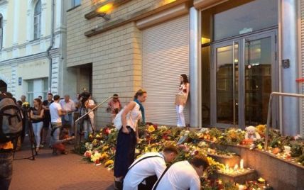 К посольству Нидерландов в Киеве приехала Руслана: люди не расходятся