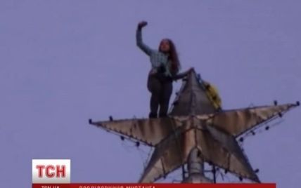 В Киеве отчаянная школьница повесила флаг Украины на 85-метровую высотку