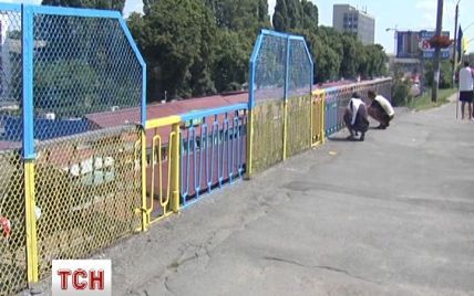 Активисты покрасили Святошинский мост столицы в цвета национального флага