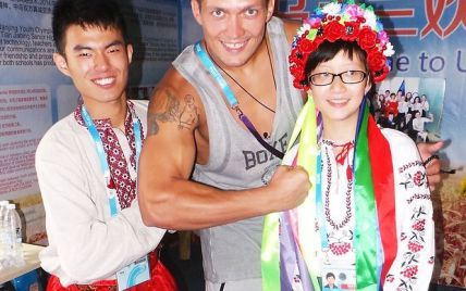 "Козак" Усик навчив китайців танцювати український гопак