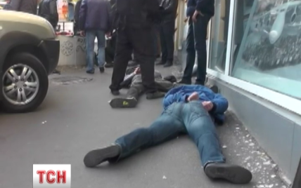 В центре Киева милиция положила лицами в асфальт вооруженную банду рецидивистов