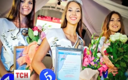 Пять украинок в футболках с надписью "Вежливые люди" дефилировали на конкурсе красоты в Крыму