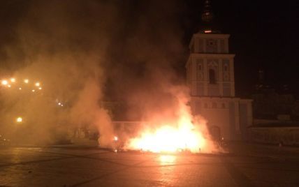 Посреди ночи на Михайловской площади в Киеве вспыхнули палатки