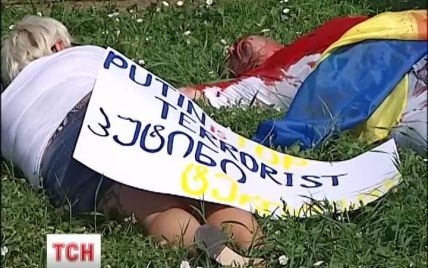 В Киеве газоны под посольством РФ демонстративно залили свиной кровью
