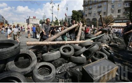 За баррикады агрессивные "майдановцы" никого не пускают, а журналистам угрожают гранатой