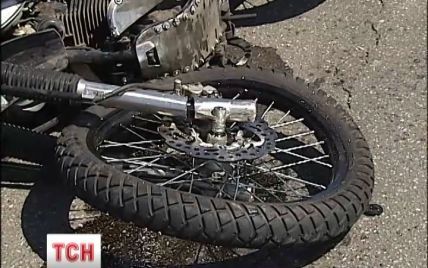 На столичному мосту Патона 30-річний мотоцикліст загинув під колесами авто