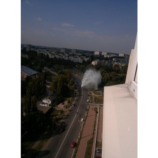 У Києві гейзер розірвав асфальт посеред дороги / © ТСН.ua