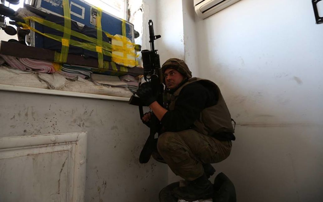 Украинский десантник во время перестрелки / © facebook.com/sergei.loiko