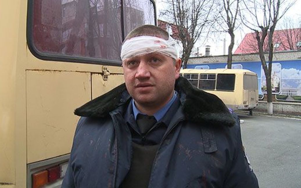 Во время массовых столкновений в Виннице этот милиционер получил травму головы / © mvs.gov.ua