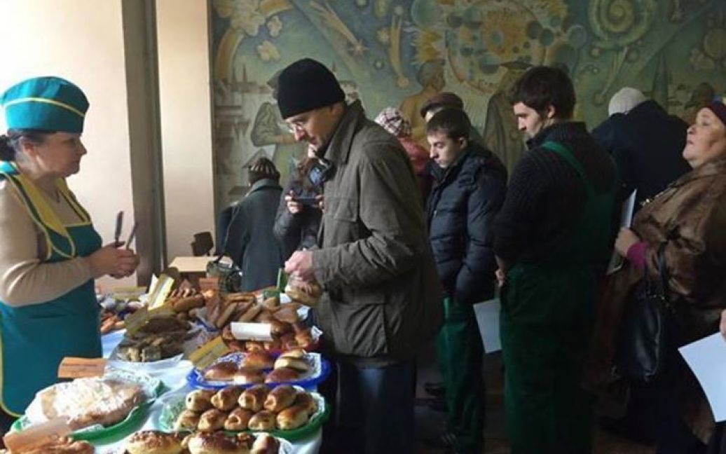 У Донецьку "голосують за пиріжки" / © facebook.com/oleksiy.matsuka