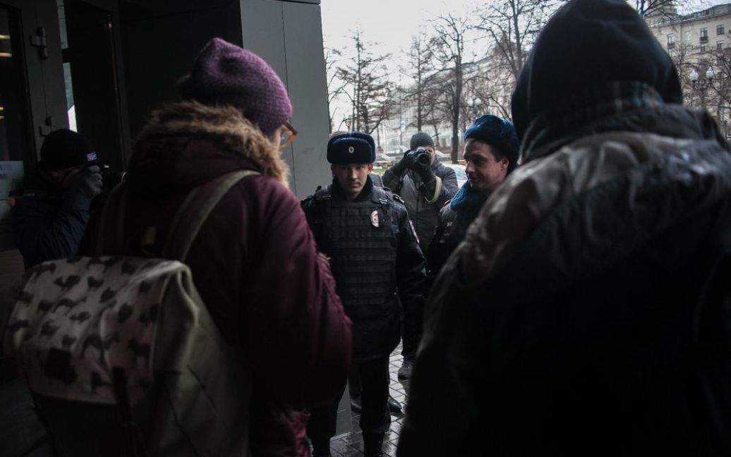 Молчаливая акция протеста возле закрытого McDonald&#039;s в Москве / © ph.livejournal.com