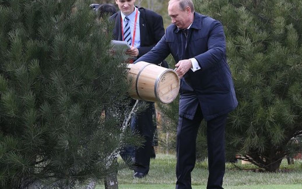 Путин с лопатой позировал на камеры / © Getty Images