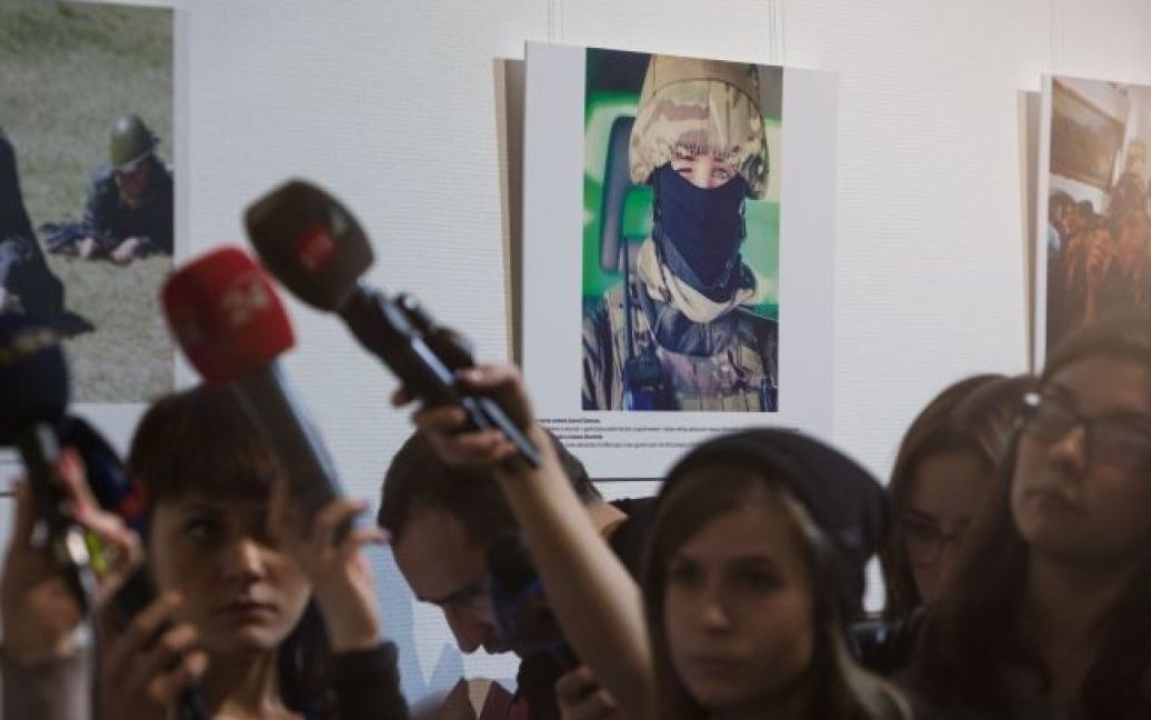 Серед експонатів виставки &ndash; понад 40 фотографій, що розповідають про долі українських жінок у важкі для України часи &ndash; матерів, волонтерок, добровольців, лікарів / © president.gov.ua