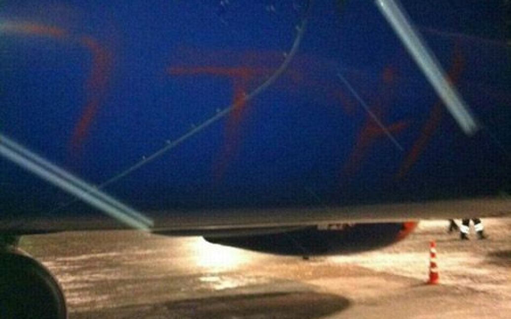 Сотрудники аэропорта разукрасили российский самолет непристойными надписями о Путине. / © avianews.com.ua