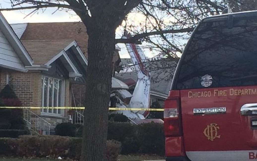 Самолет упал на дом в тот момент, когда внутри находились его жители. / © twitter.com/PeterNickeas