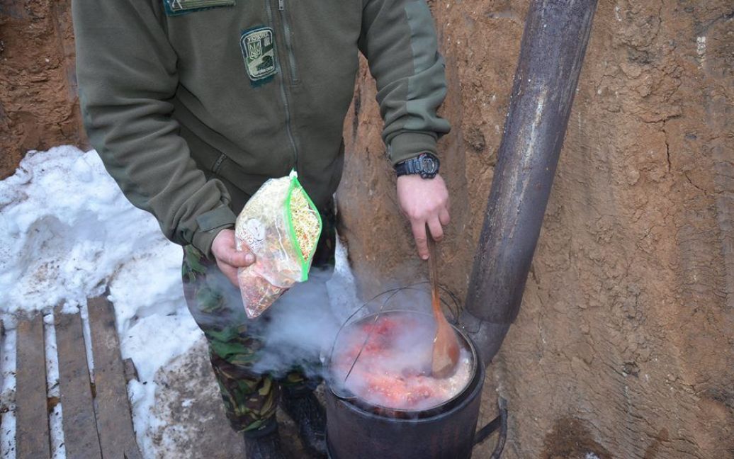 Мужественные мужчины показали магию приготовления украинского блюда / © facebook.com/Володимир Скоростецький