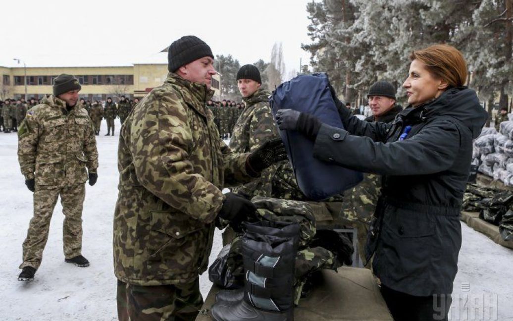 Марина Порошенко передала військовим зимовий одяг і дитячі малюнки / © УНІАН