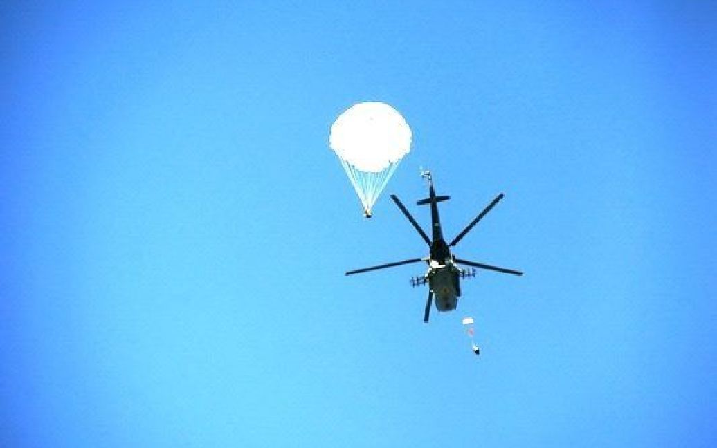Курсанты впервые прыгнули с парашютом / © facebook.com/theministryofdefence.ua