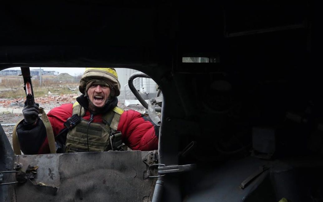 Украинский солдат что-то кричит в люк / © facebook.com/sergei.loiko