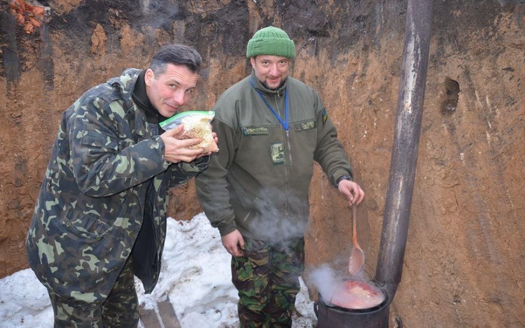 Мужественные мужчины показали магию приготовления украинского блюда / © facebook.com/Володимир Скоростецький