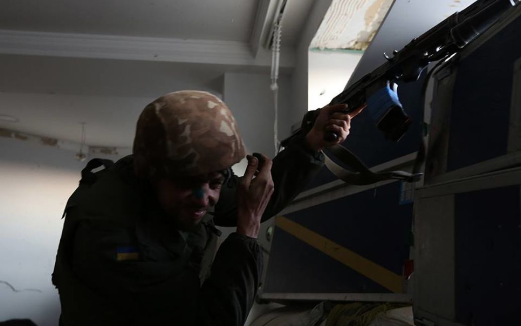 Украинский десантник получает легкую контузию / © facebook.com/sergei.loiko