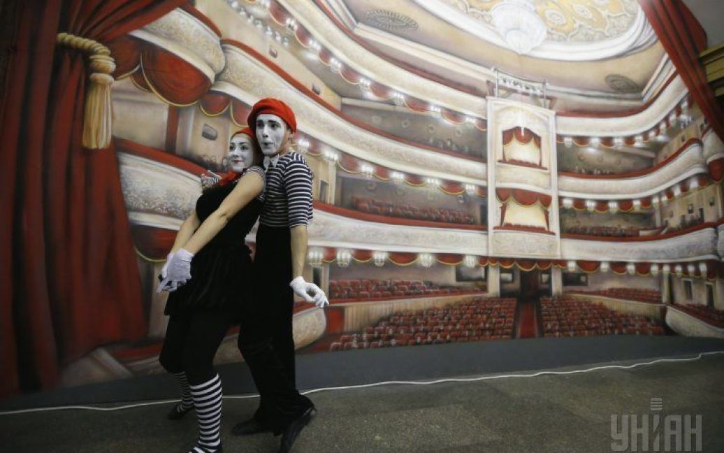 На "Театральной" поставили первый спектакль на фоне 3D-рисунка в метро / © УНІАН