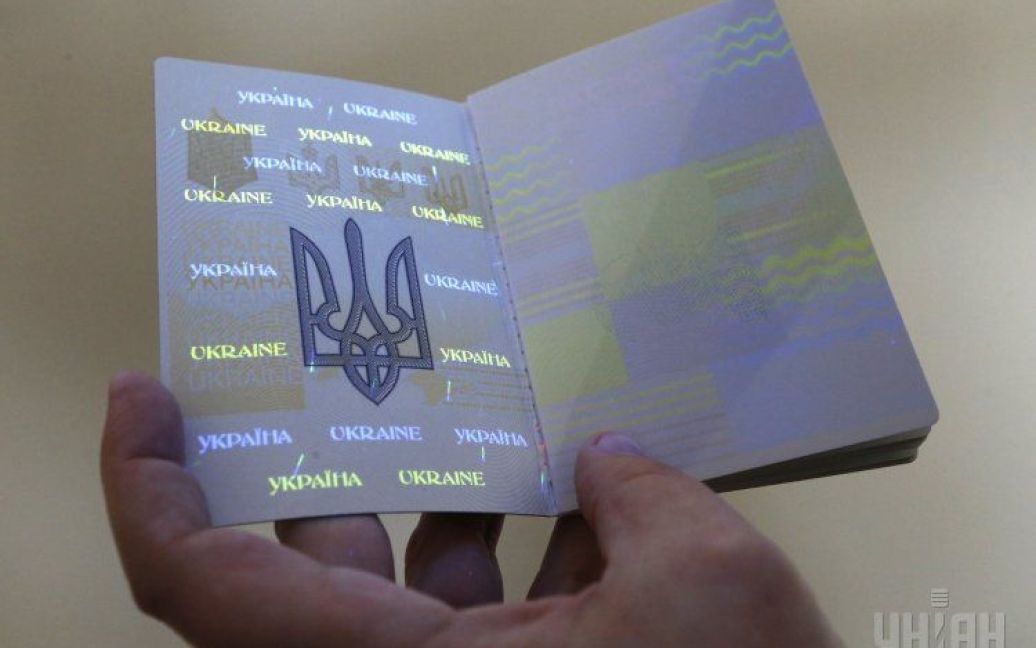 Презентация биометрических загранпаспортов на полиграфкомбинате "Украина" / © УНІАН