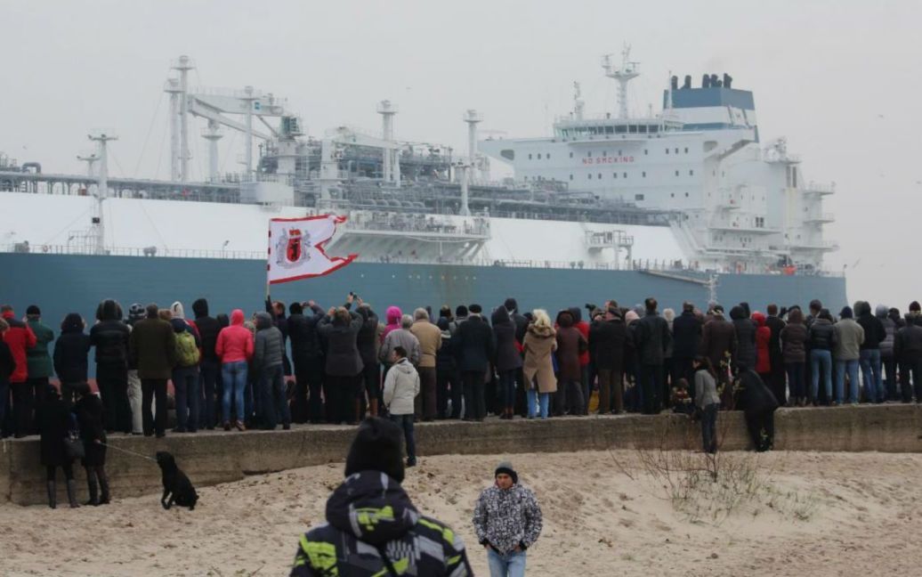 Зустріти танкер із норвезьким газом у порт прийшло чимало литовців / © yaplakal