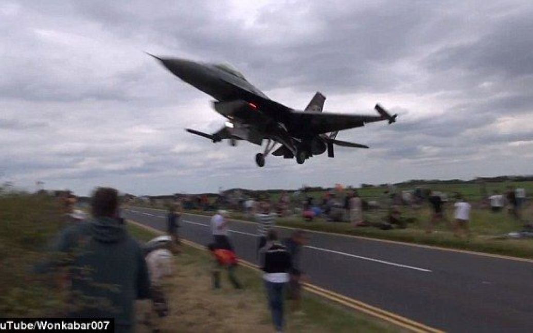 Видео невероятного трюка пилота набрало уже 1,7 миллиона просмотров / © dailymail.co.uk