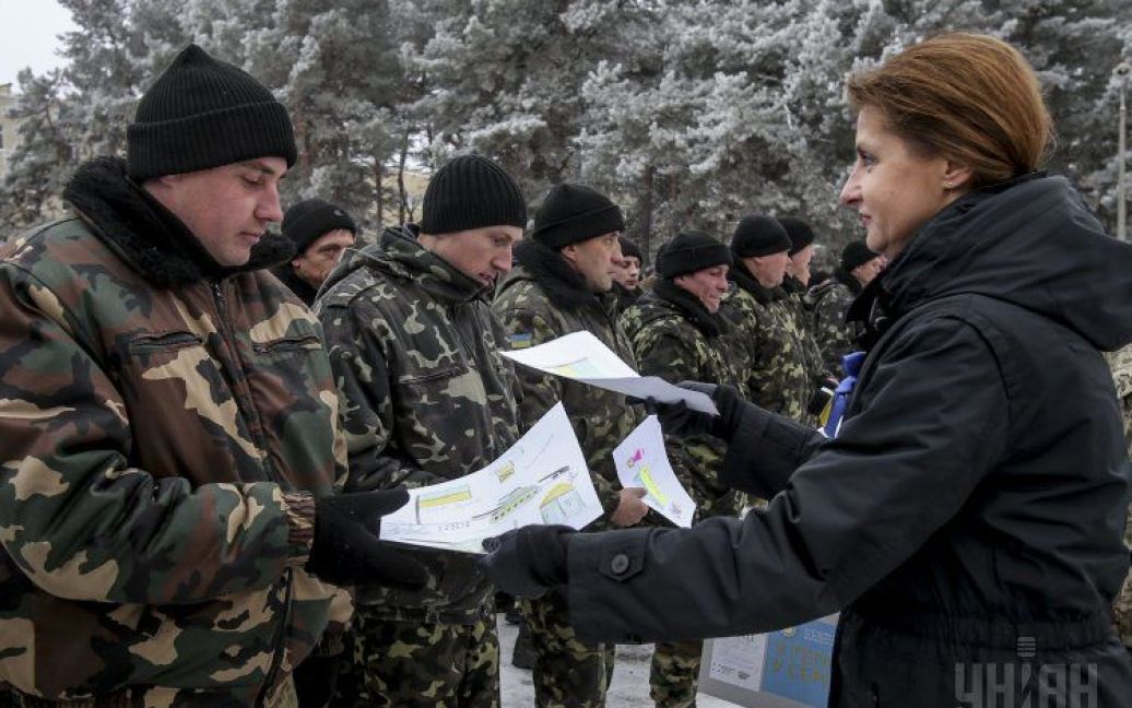 Марина Порошенко передала військовим зимовий одяг і дитячі малюнки / © УНІАН