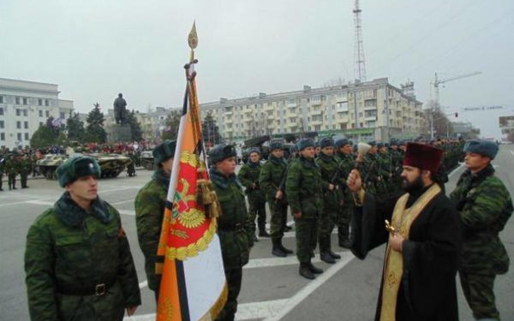Російські військові і техніка вишикувалися на параді в Луганську / © facebook.com/olegnovikovkh