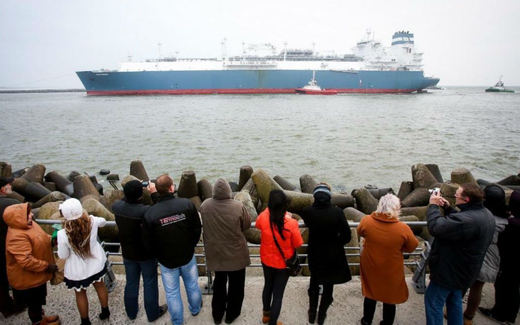 Встретить танкер с норвежским газом в порт пришло немало литовцев / © ru.delfi.lt