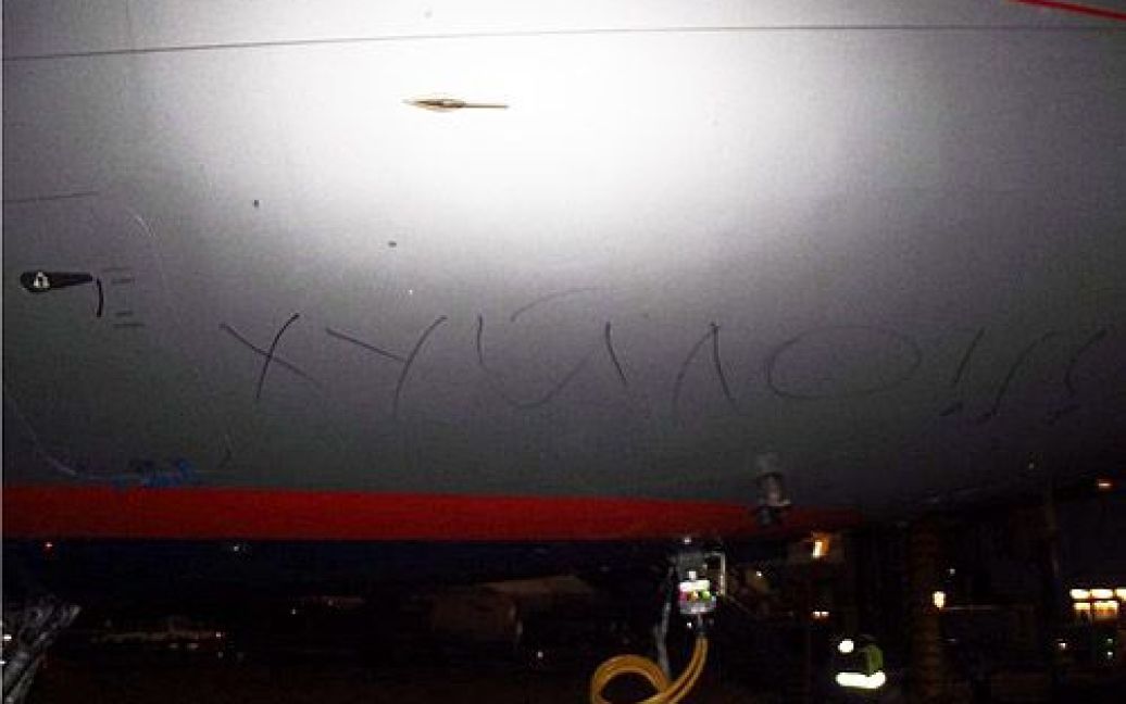 Сотрудники аэропорта разукрасили российский самолет непристойными надписями о Путине. / © avianews.com